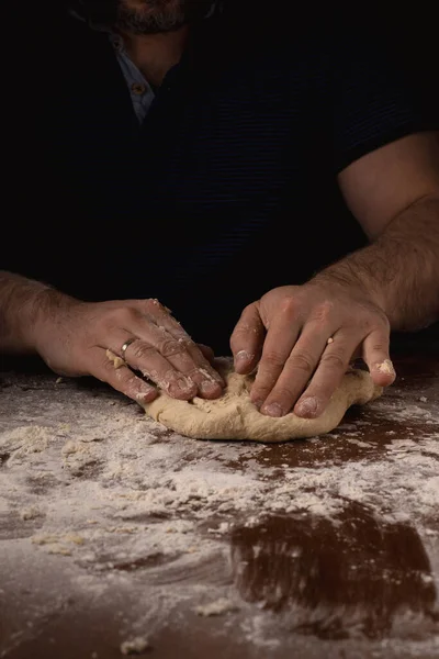 Человек Разминается Зарабатывает Бабки Тёмном Фоне Подготовка Теста Пиццы — стоковое фото