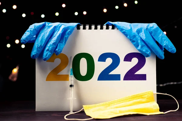 Медицина Концепция 2022 Года Цифры Медицинские Перчатки Маска Шприц — стоковое фото