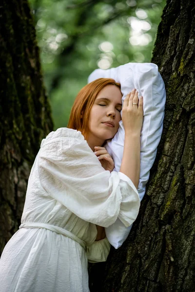 Жінка Спить Відкритому Повітрі Вона Лежить Подушці Дереві Єдність Природою — стокове фото