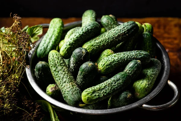 Verse Biologische Komkommers Een Zeef Een Donkere Houten Ondergrond Voorbereiding — Stockfoto