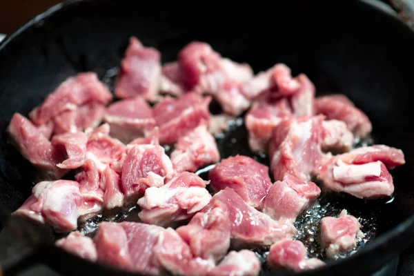Nyers Húsos Gulyás Egy Serpenyőben Húsdarabokat Megsütjük — Stock Fotó