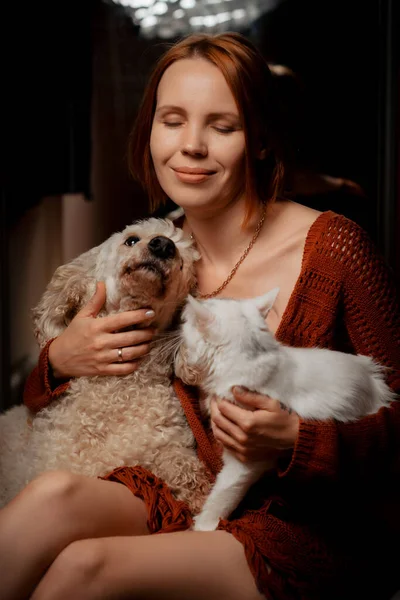 Aantrekkelijke Jarige Vrouw Met Een Witte Kat Hond Dierenverzorging — Stockfoto