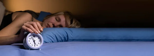 Una Donna Dorme Letto Una Sveglia Nelle Vicinanze Sonno Sano — Foto Stock