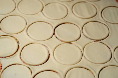 Değişkenler yaratmak için dilimlenmiş daireler. Yemek arkaplanı. Hamur dokusu.