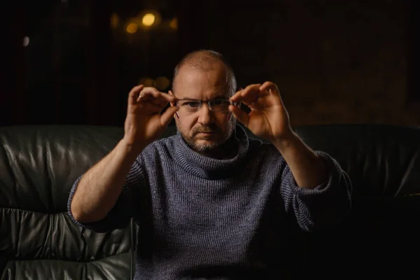 Мужчина Средних Лет Очках Проблемы Зрением Очки Чтения — стоковое фото