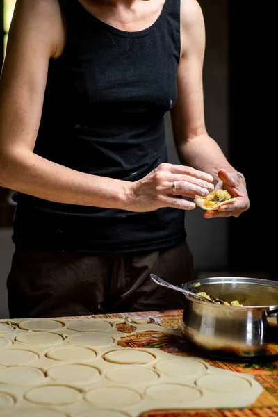 Preparation Varines Unrecognizable Woman Puts Filling Dough Sculpting Dumplings — Stock Photo, Image