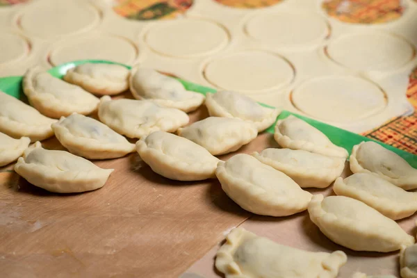 Hemmagjorda Dumplings Hoprullade För Hand Papper Skulptering Dumplings Köket — Stockfoto