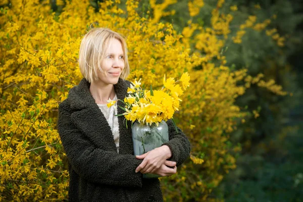 Žena Dívá Dálky Kyticí Žlutých Květin Pozadí Žlutých Květin Jarní — Stock fotografie