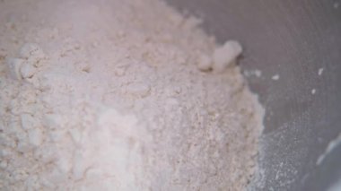 Kore 'de lahana pişirmek. Salata parçaları tavada kızartılır. Vejetaryen yemeği..