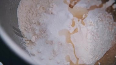 Una su eklenir. Yoğurmak için maya hamuru hazırlama.