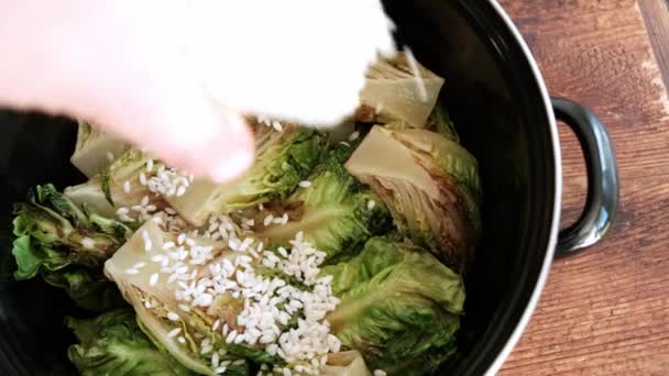 Tencerede Pilavlı Yeşil Salata Pişirmek Üstünde Risotto Olan Kızarmış Marul — Stok video