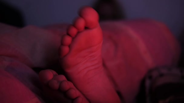 Δύο Ζευγάρια Γυναικεία Πόδια Στο Κρεβάτι Χαϊδεύονται Μεταξύ Τους Φετίχ — Αρχείο Βίντεο