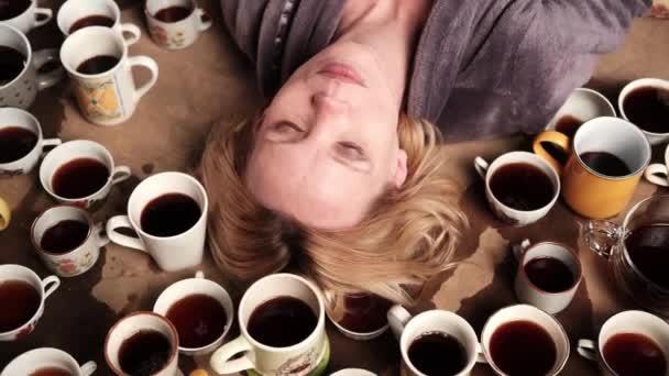 Kvinde Ligger Gulvet Blandt Mange Kopper Kaffe Deadline Overarbejde Koffeinafhængighed – Stock-video