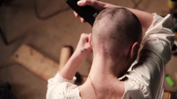 Bir Kadın Saçını Tıraş Eder Arka Plan — Stok video