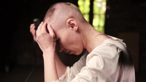 Wanita Itu Memotong Semua Rambutnya Kepalanya — Stok Video