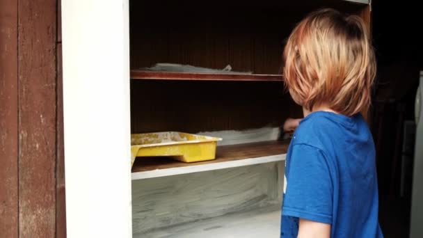 Chico Joven Pinta Armario Viejo Creatividad Infantil Restauración Mobiliario Pinceles — Vídeos de Stock
