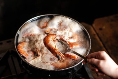 Büyük kral karidesler bir tencerede kaynatılır..
