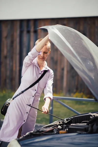 Bozuk Bir Arabanın Yanında Bir Kadın Açık Kaputu Kapatır Yan — Stok fotoğraf
