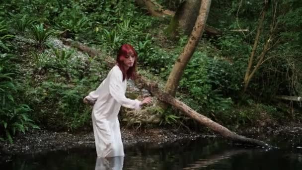 Een Meisje Een Lange Witte Jurk Gaat Het Water Vieren — Stockvideo