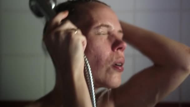 여자가 샤워를 있어요 샤워에서 여성의 비디오 초상화 — 비디오
