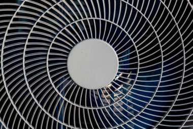 Dışarıdaki havalandırma ızgarasına yakın çekim. Soyut geometrik şekil