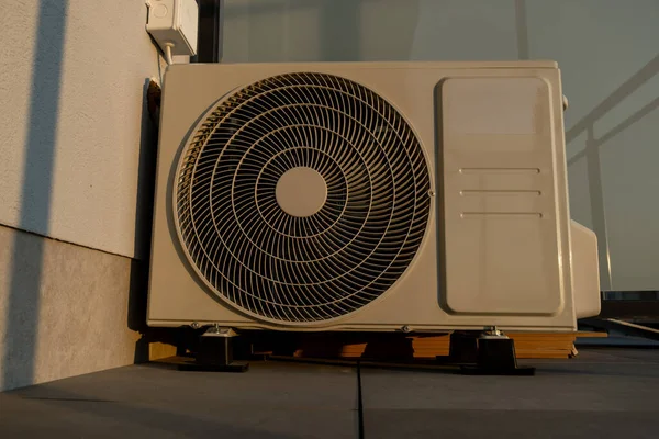 アパートのバルコニーの表面の屋外エアコンユニット — ストック写真