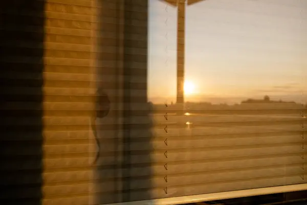 Widok Okna Zewnątrz Zamknięte Żaluzjami Zachodzące Słońce Jest Widoczne Odbiciu — Zdjęcie stockowe