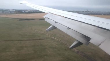 Uçak piste iniyor, pencerenin manzarası...