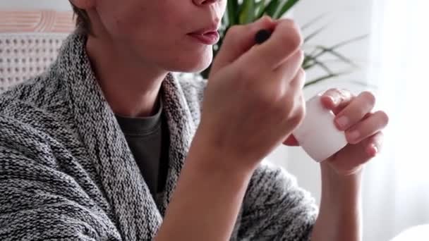 Kobieta Jedząca Jogurt Kobieta Średnim Wieku Zdrowe Odżywianie — Wideo stockowe