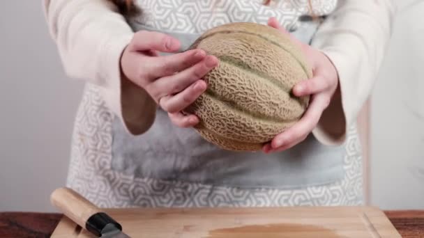 Melone Frauenhänden Gewöhnliche Melone Dreht Sich Den Händen Einer Hausfrau — Stockvideo