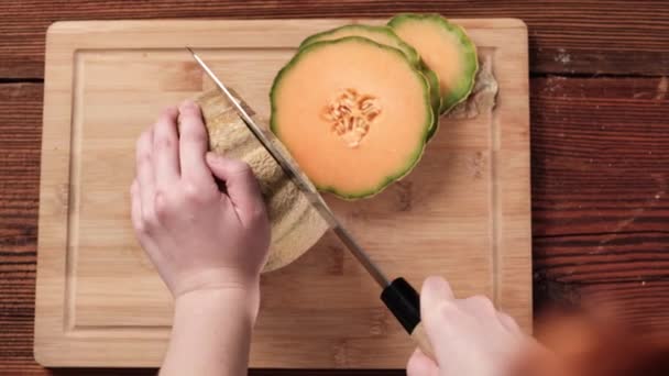 女性がメロンサラダを準備しています 夏の農産物の豊富なシンボル — ストック動画