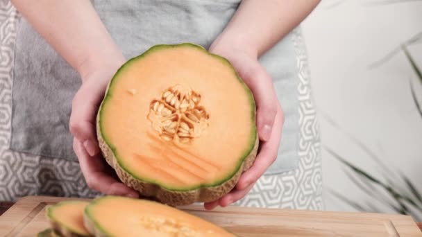 Halv Melon Kvinnas Händer Friska Kost Koncept Vegetarisk Mat — Stockvideo