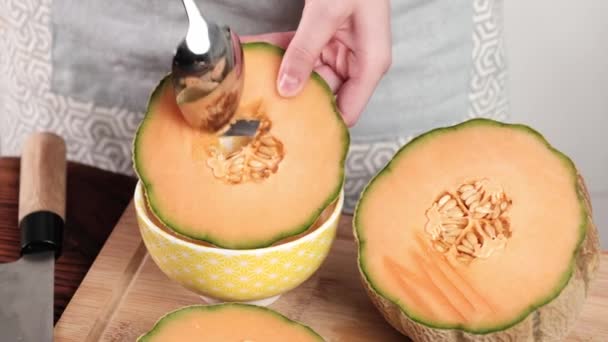 Vrouwenhanden Reinigen Een Meloen Van Zaden Keuken Achtergrond Vegetarisch Eten — Stockvideo