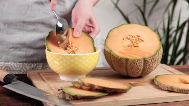 Frauenhände Reinigen Eine Melone Von Samen Hintergrund Küche Vegetarisches Essen — Stockvideo