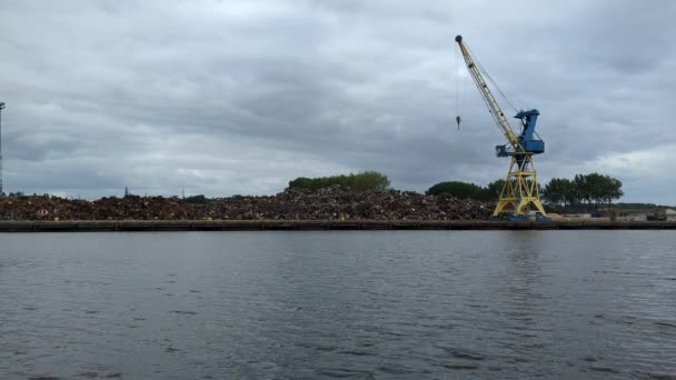 看到一个工业港口 那里有一个垃圾桶和一个装运废金属的起重机 — 图库视频影像