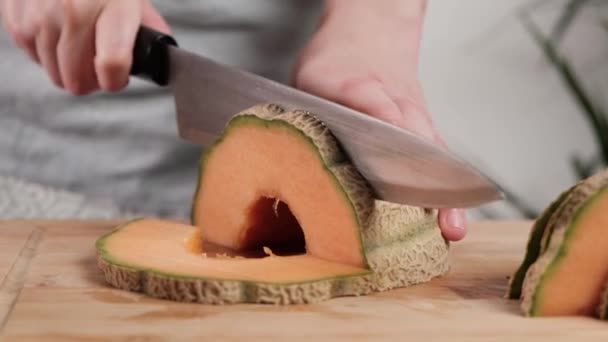 Eine Frau Schneidet Eine Melone Eine Visuelle Darstellung Der Freude — Stockvideo