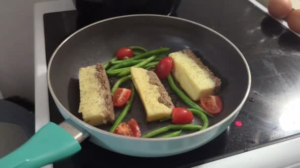 西红柿和肉卷在煎锅里煎 — 图库视频影像