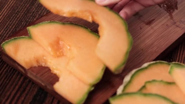 女性的手把甜瓜放在木板上 健康的饮食 素食观念 — 图库视频影像