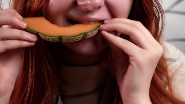 Unerkennbare Frau Beim Melonenessen Großaufnahme Gesunde Ernährung Vegetarismus — Stockvideo