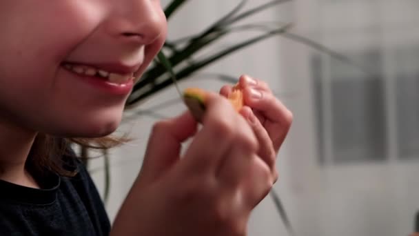 Unerkennbarer Junge Isst Melone Und Lacht Seitenansicht — Stockvideo
