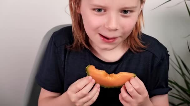 Rapaz Come Melão Sorri Nutrição Adequada Comer Frutas — Vídeo de Stock