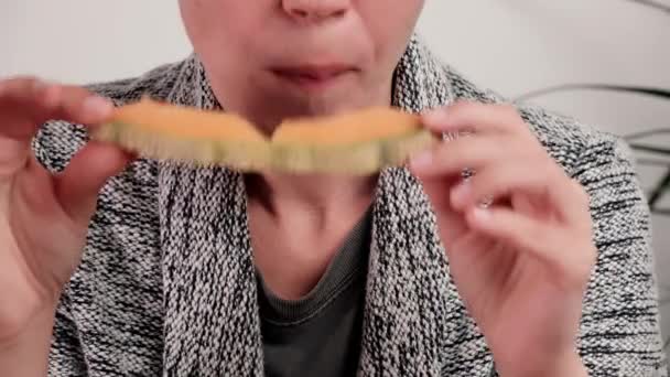 Uma Mulher Meia Idade Come Melão Nutrição Adequada Comer Frutas — Vídeo de Stock