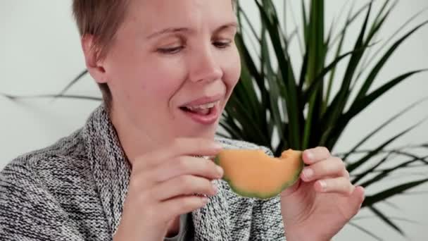 Žena Středního Věku Meloun Správná Výživa Konzumace Ovoce Vegetariánská Strava — Stock video