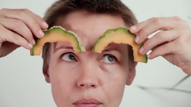 Melonenscheiben Und Eine Frau Die Sie Wie Augenbrauen Hält Verspieltes — Stockvideo