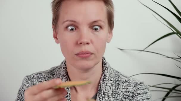 Schockierte Frau Mit Melonenscheiben Schließt Die Augen Und Isst Sie — Stockvideo