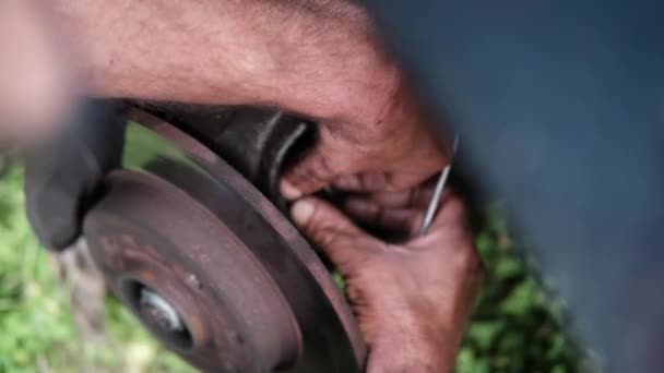 汽车修理 用修车盘的螺丝刀把一个人的手拿开 — 图库视频影像