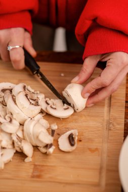 Mutfak uzmanlığı, bir kadının ahşap bir kütükte ustalıkla mantar hazırlamasıdır.