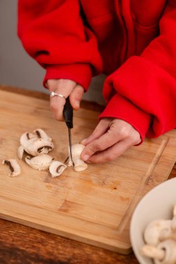 Beyaz mantarlar her yemek için sağlıklı ve lezzetlidir.