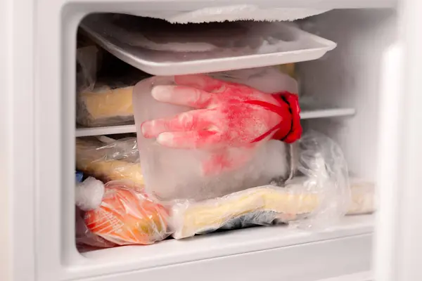 Kühlschrank Trickserei Ein Frostiges Halloween Setting Das Eine Model Hand — Stockfoto
