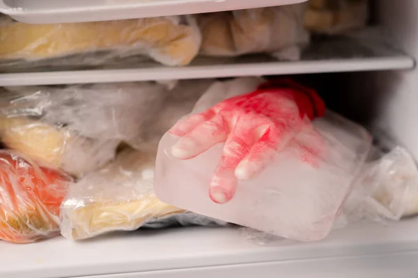 Kühlschrank Trickserei Ein Frostiges Halloween Setting Das Eine Model Hand — Stockfoto
